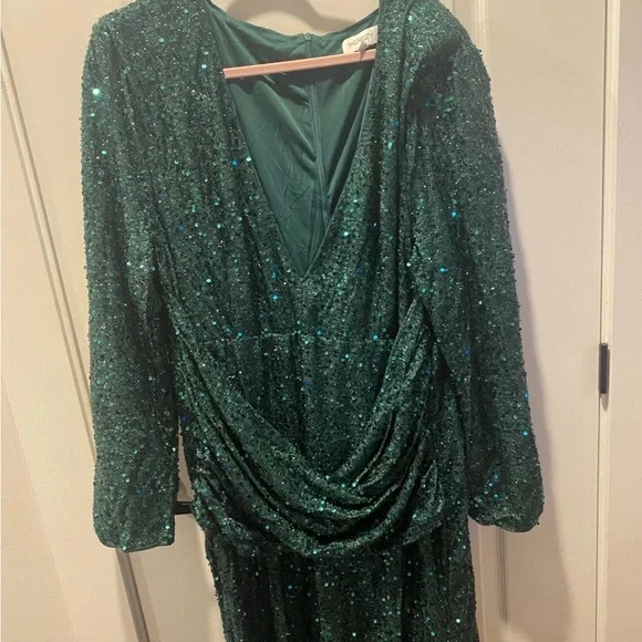 Elegant Green Long Sleeve Evening Dress - Picture 2 of 3